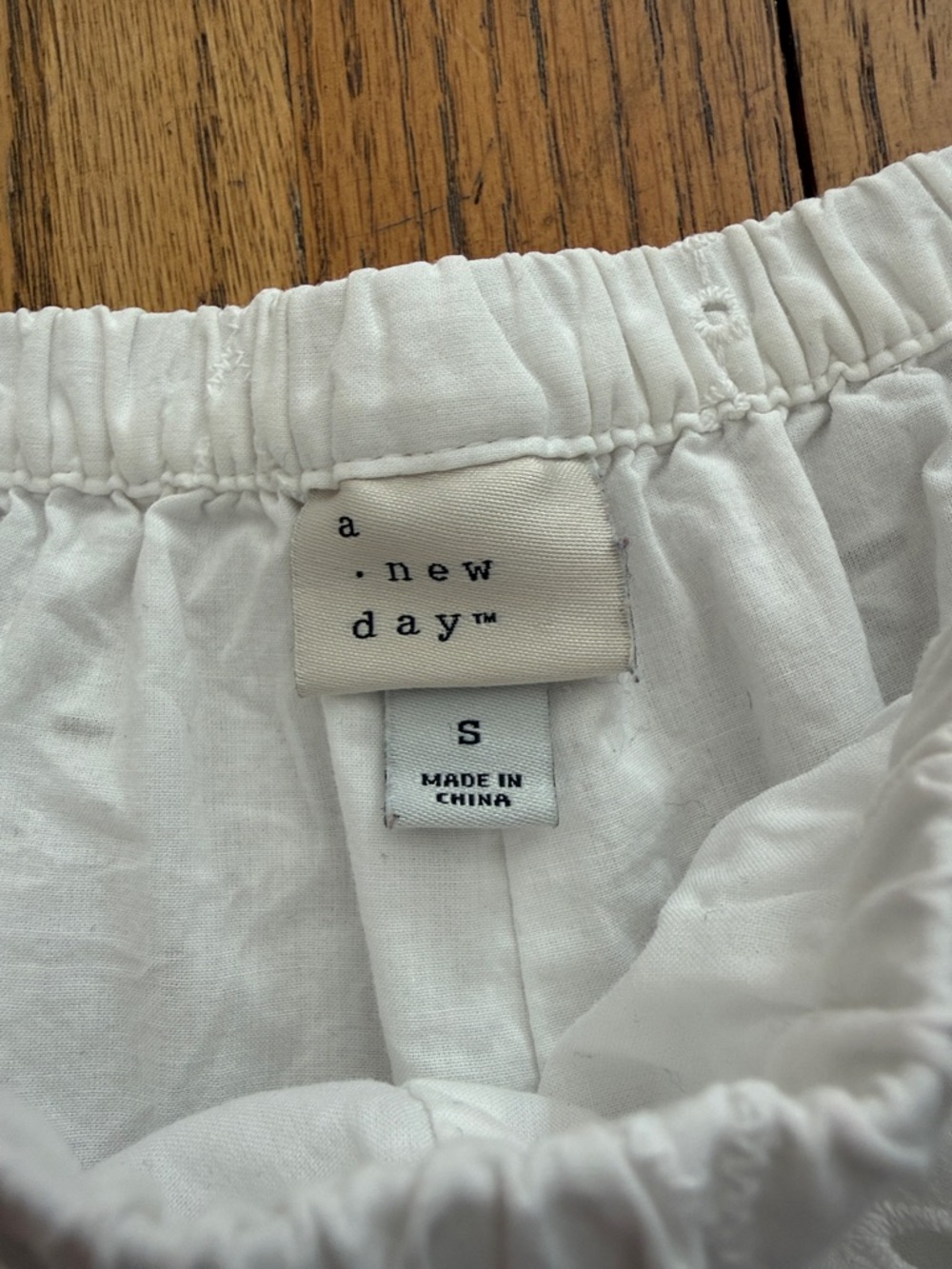a new day White Eyelet Scalloped Hem High-Waist Shorts size small - Picture 3 of 4
